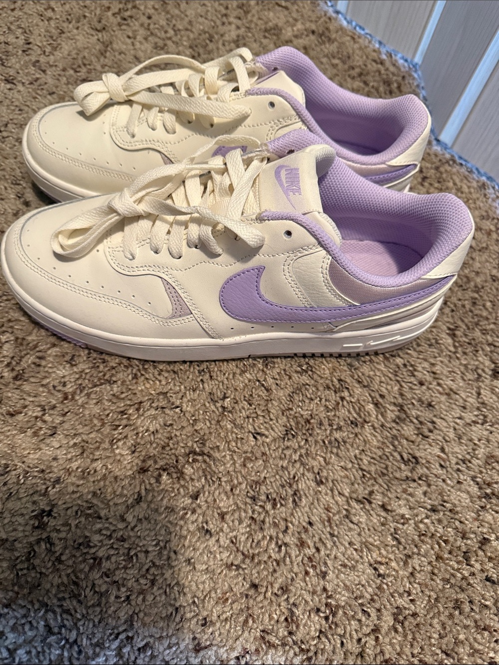 SB Nike Women's Cream & Lavender Low-Top Sneakers - Soft Purple Swoosh